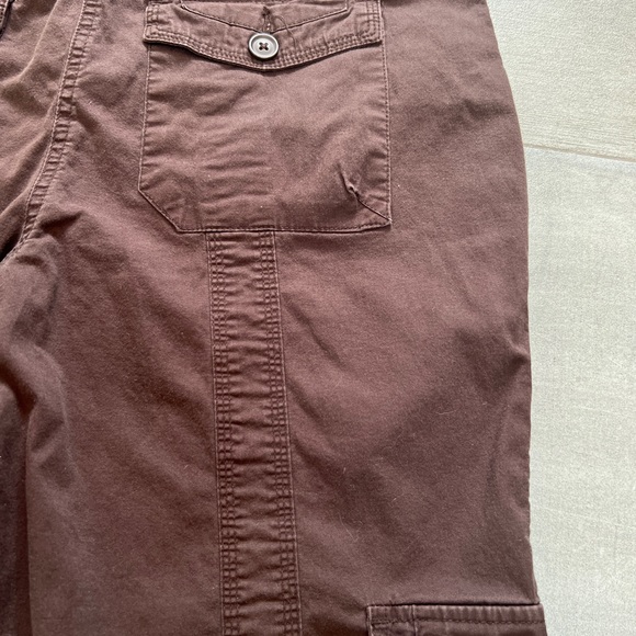 Brown cropped cargo pants w cool pockets & fun toggle at hem. Cotton w stretch! - Picture 8 of 11